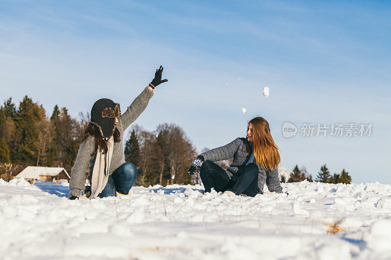 女孩们玩雪玩得很开心