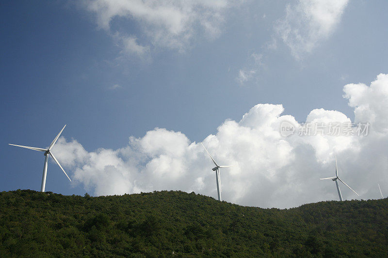 土耳其山顶上的风力涡轮机农场