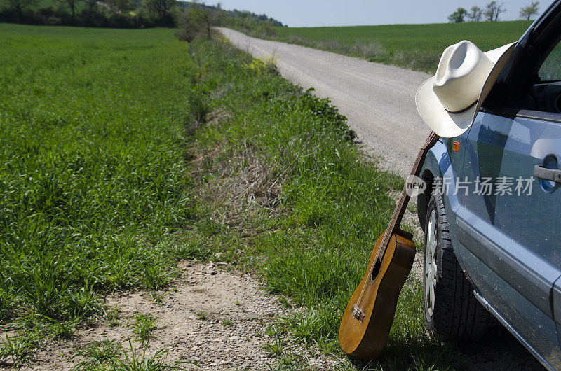 牛仔帽，吉他和汽车