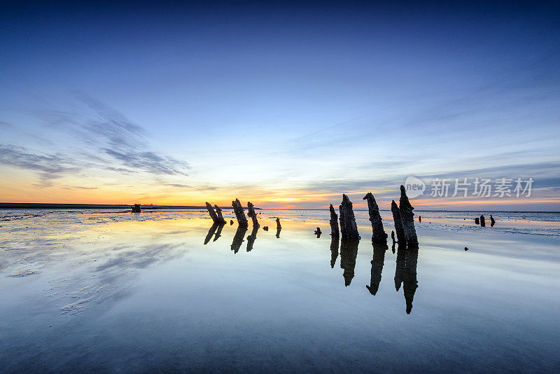 五彩缤纷的日落在瓦登海的潮汐沙滩上
