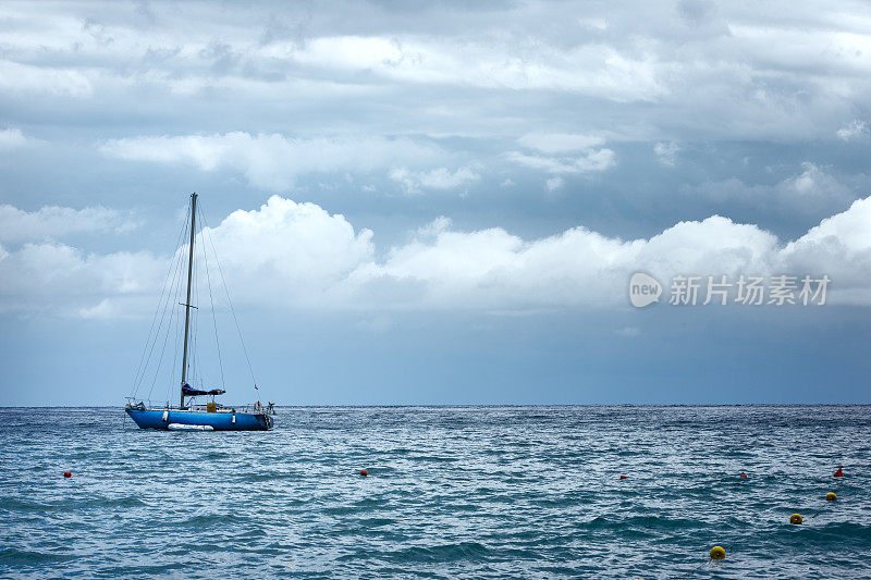 海，船和天空景观