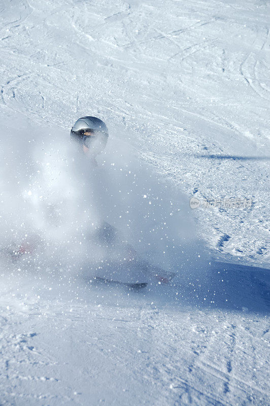 小男孩滑雪