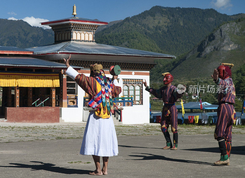 传统不丹节日中的服装舞者