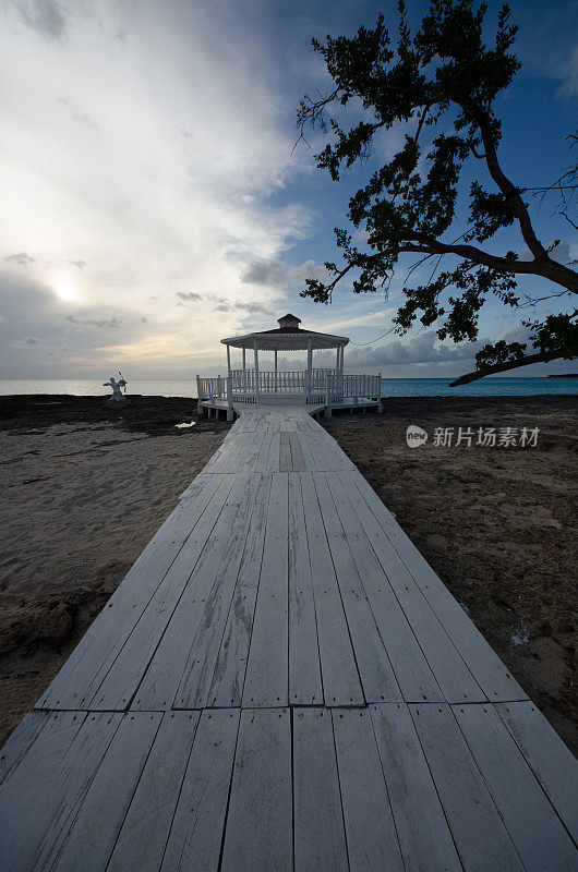 热带天堂，海滩，加勒比海，木制步道，