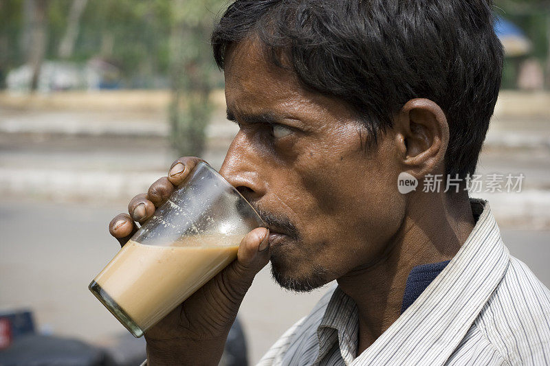 印度亚洲人力车车夫喝着茶