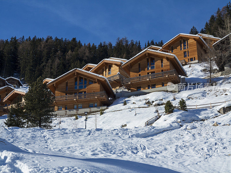 雪覆盖的瑞士高山小屋和村庄