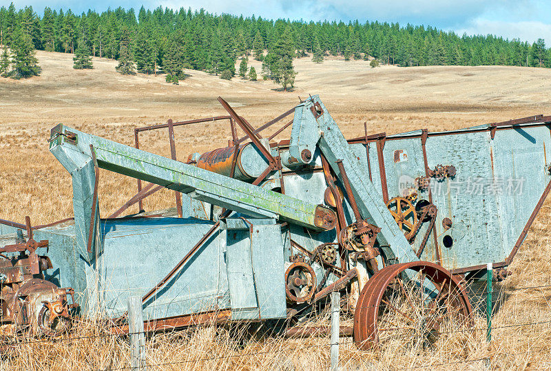 俄勒冈州高原围栏附近的老收割机
