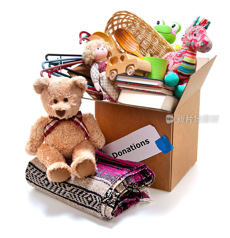 捐赠箱内装满玩具、书籍及家居用品