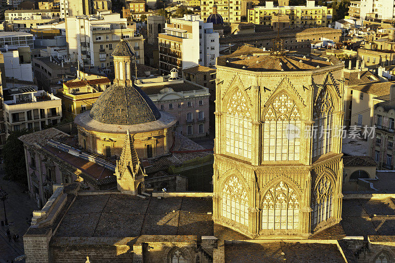 金色的夕阳照亮巴伦西亚大教堂塔空中的城市景观西班牙