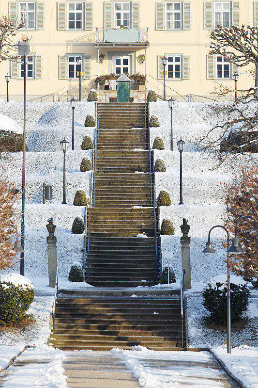楼梯到公园别墅步道在冬季冰雪德国