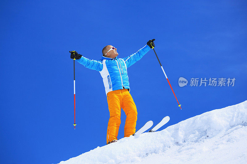 快乐的男人滑雪者在阳光明媚的滑雪胜地享受日光浴