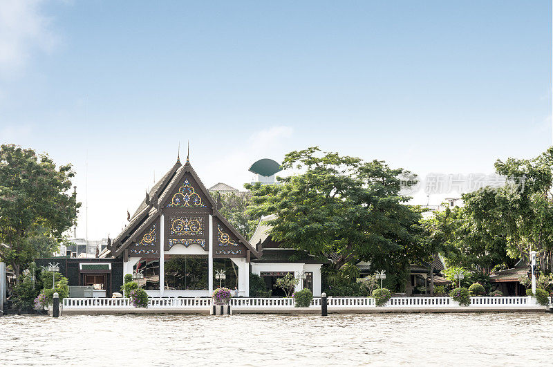 泰国湄南河岸边的小宝塔