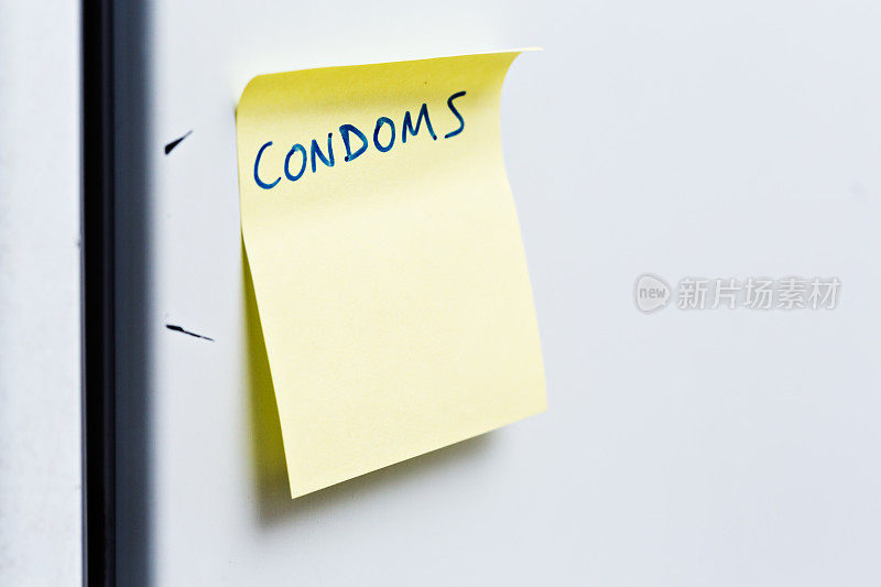 “避孕套”贴在冰箱门上