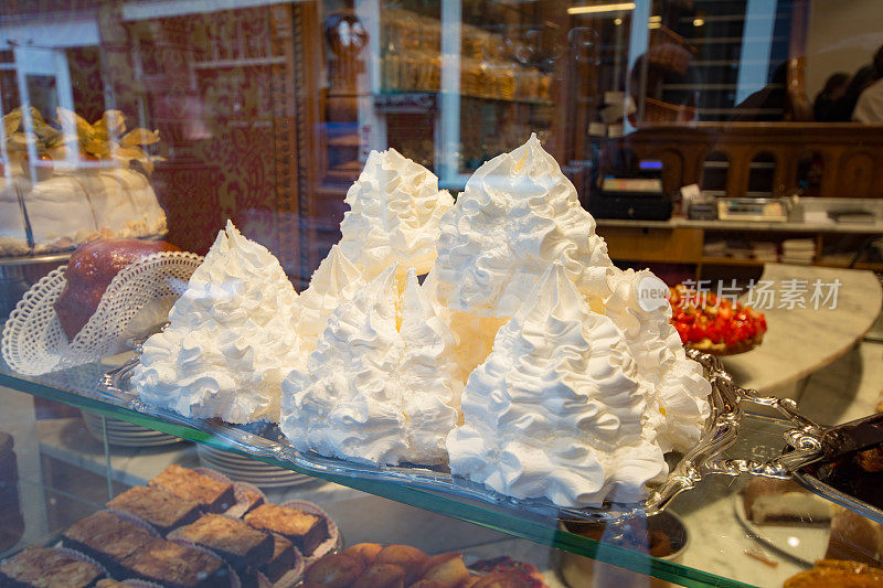 阿姆斯特丹面包店购物橱窗里的大蛋白酥饼
