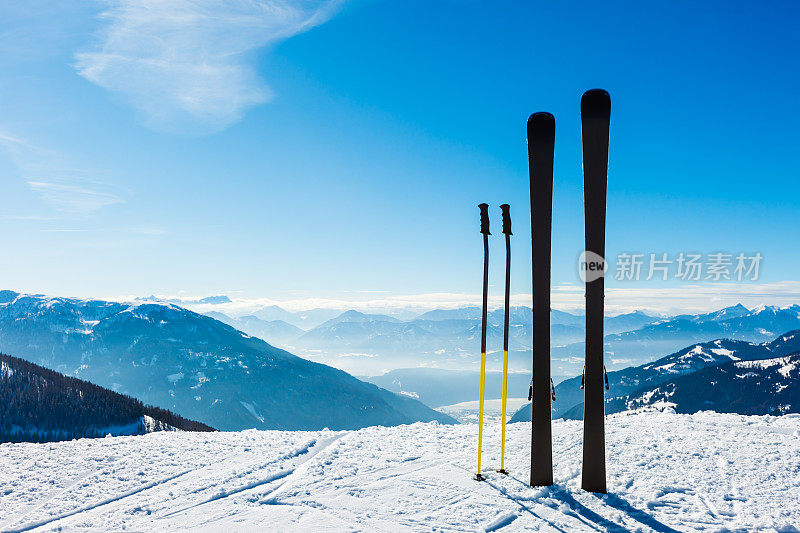 滑雪场顶部的滑雪板和滑雪杆