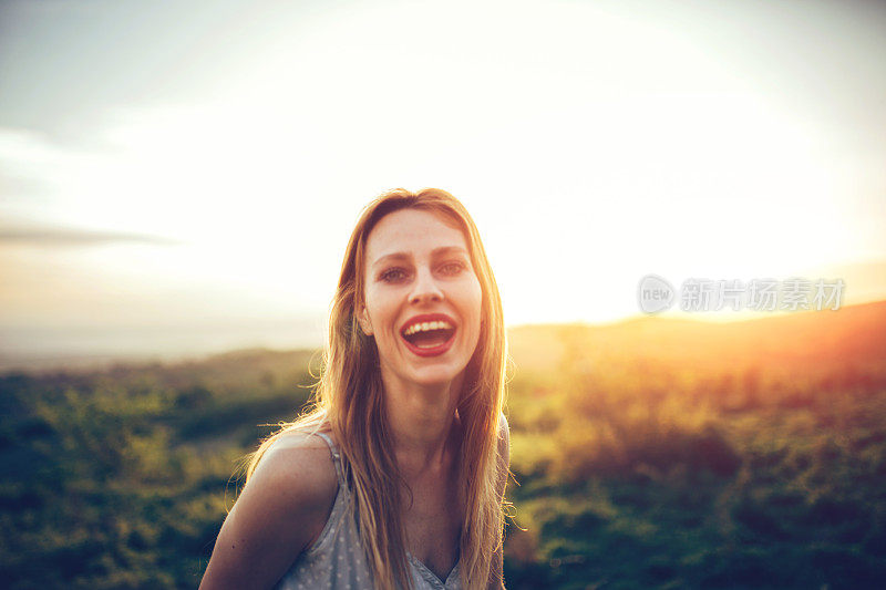 漂亮的金发女郎在户外