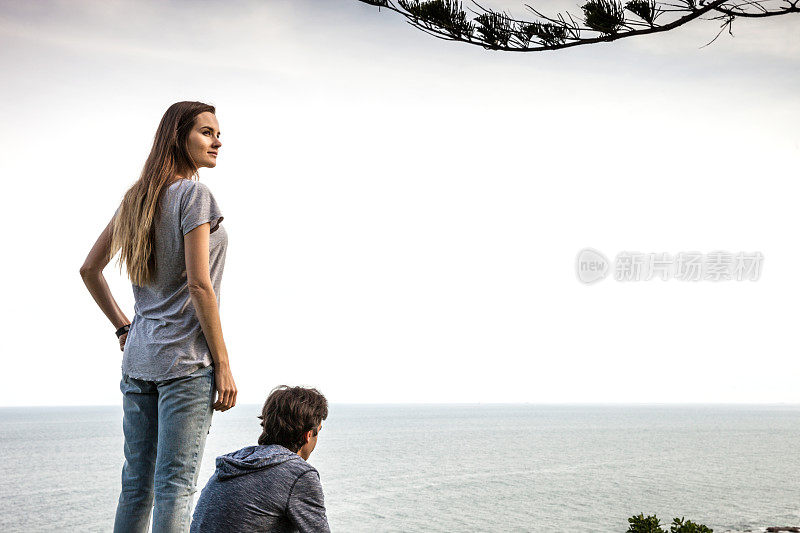 一对浪漫的夫妇在看海洋-新南威尔士州澳大利亚