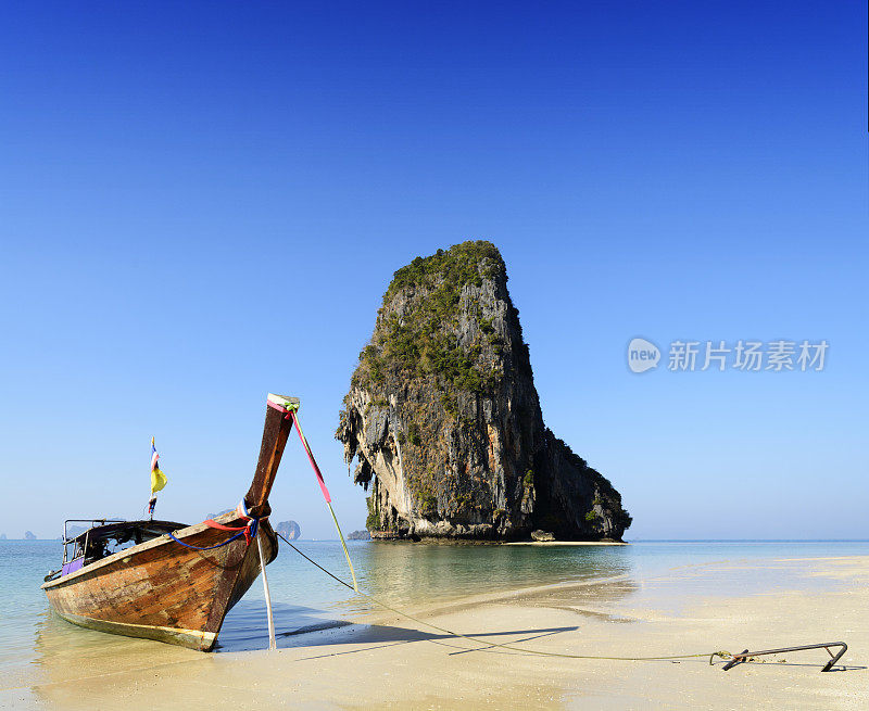 泰国Railay海滩上的长尾船