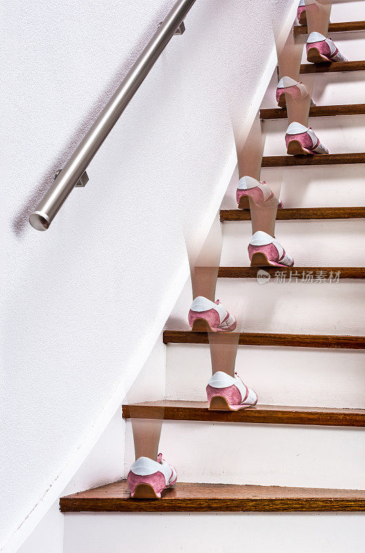 走上楼梯