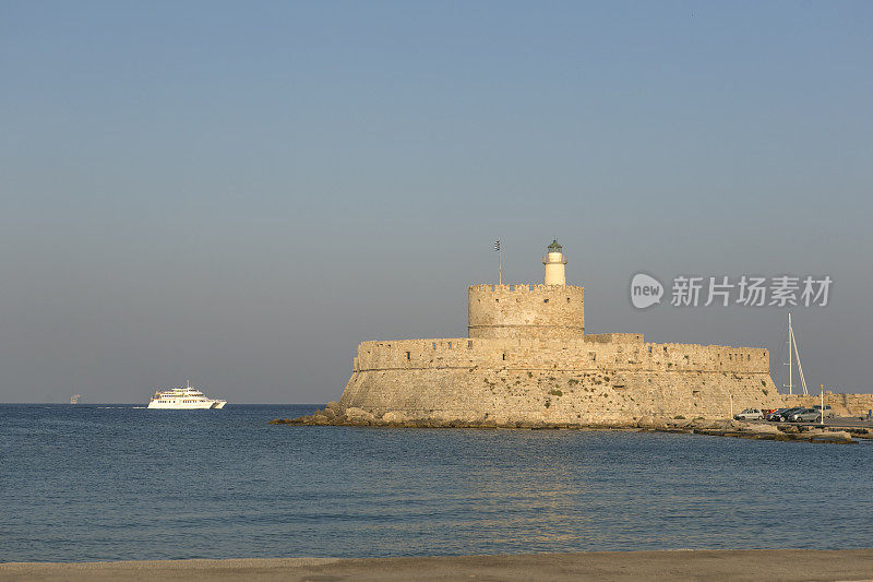 希腊罗德岛海岸的城堡墙
