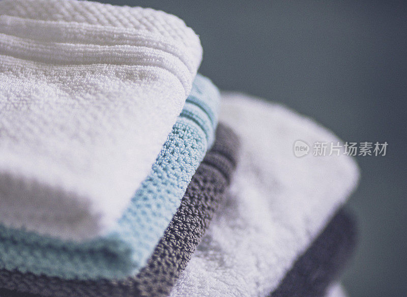 一堆新洗的毛巾和毛巾