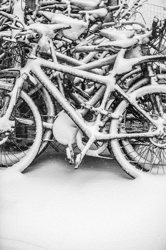 在雪下的街道上骑车