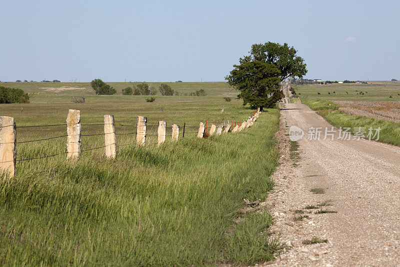肮脏的农场路，石灰石柱子，石头栅栏，堪萨斯州的农田
