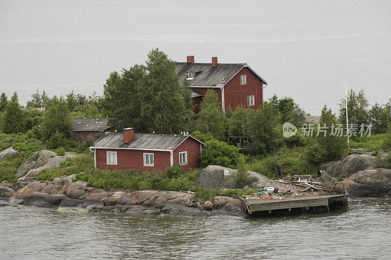 芬兰赫尔辛基港口有避暑小屋的小岛