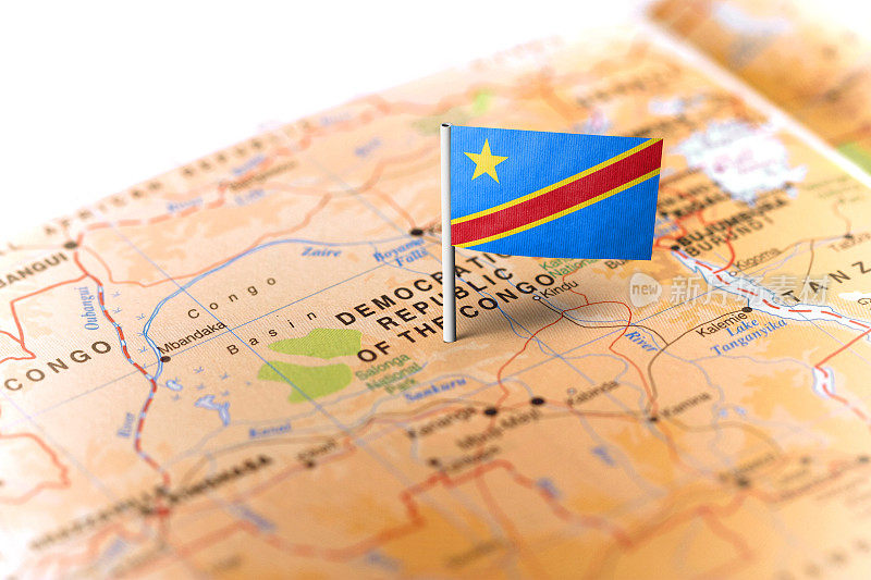 刚果民主共和国用旗帜钉在地图上