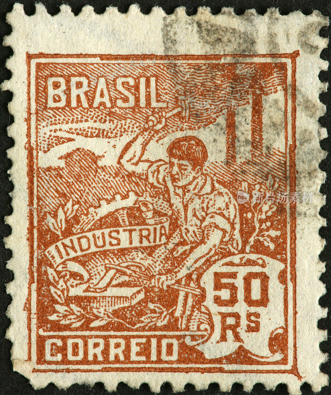 铁匠在一枚古老的巴西邮票上敲打机器零件