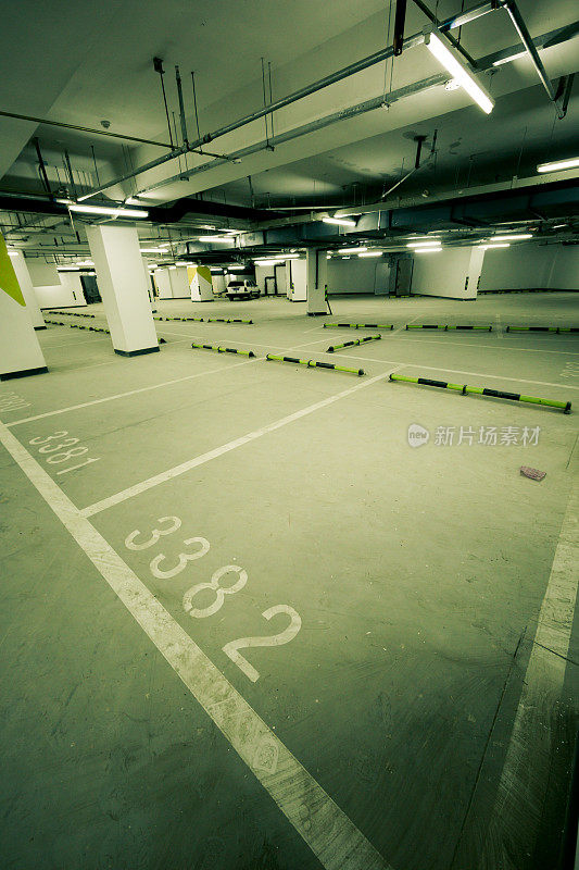 空旷的地下停车场