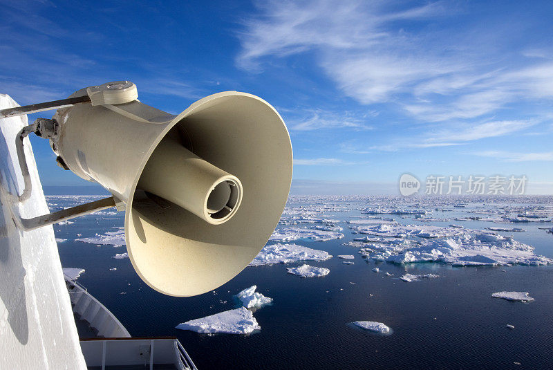 北极冰川融化扩音器全球变暖警报信息