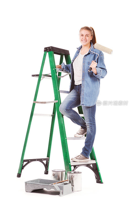 快乐的少年房屋油漆工与油漆滚轴上的梯子