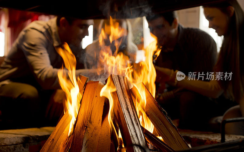 10、朋友在餐馆里玩火