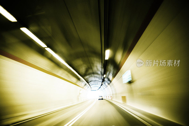 在隧道中超速行驶