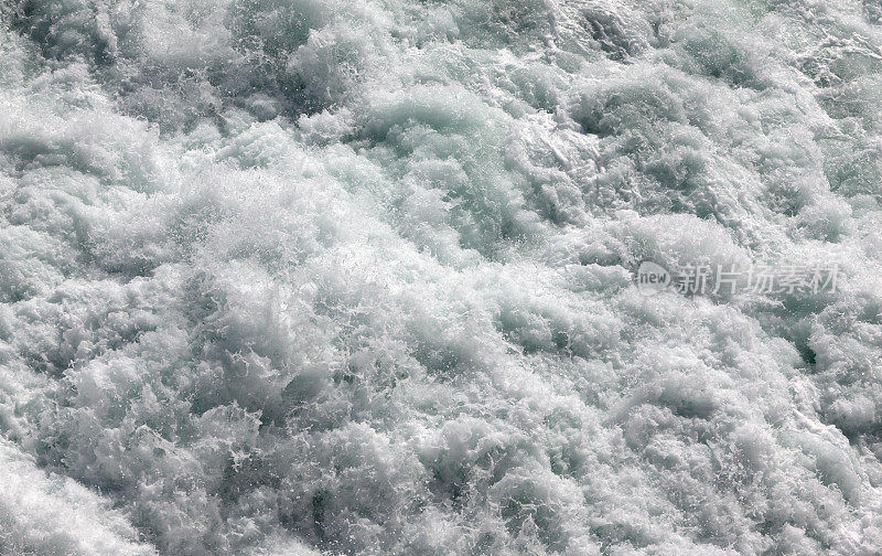 粗糙湍流水面上的气泡和泡沫