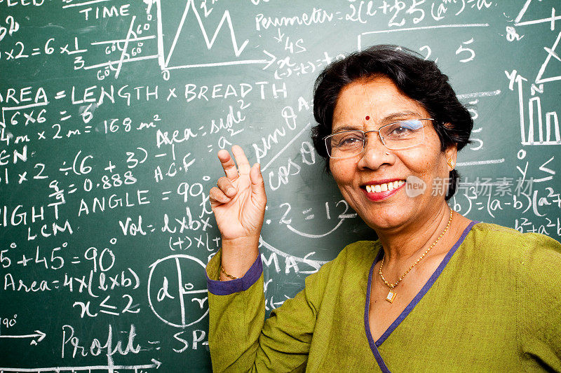 教室里兴高采烈的印度高级数学老师