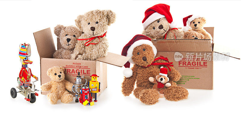 装满泰迪熊、玩具和填充动物玩具的捐款箱