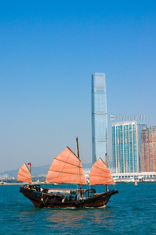 穿过香港港口的传统中国舢板