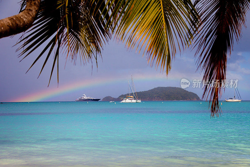 美属维尔京群岛圣约翰海滩上的彩虹