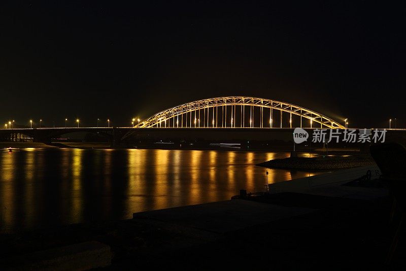 夜间的奈梅亨公路桥