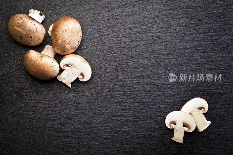 波多贝罗蘑菇在黑色石板背景直接拍摄上方