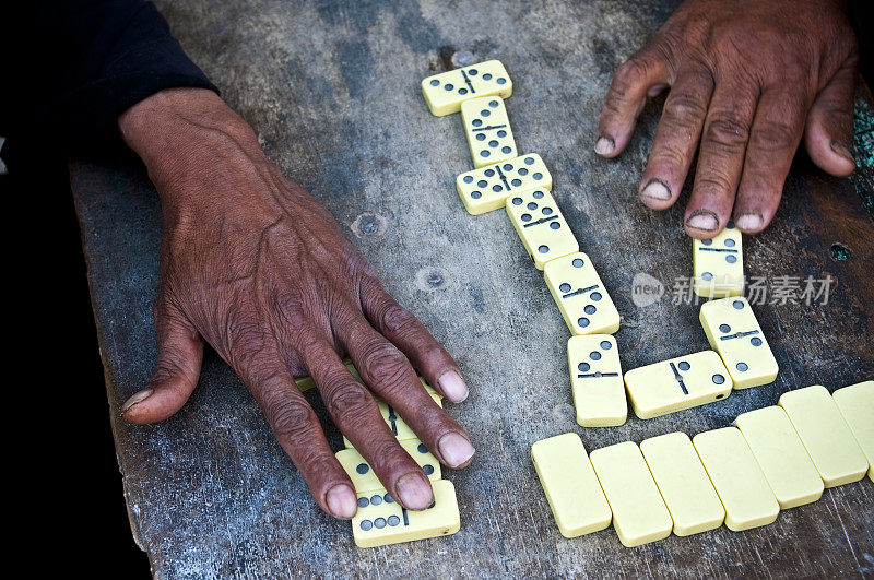 在埃及拉希德玩多米诺骨牌