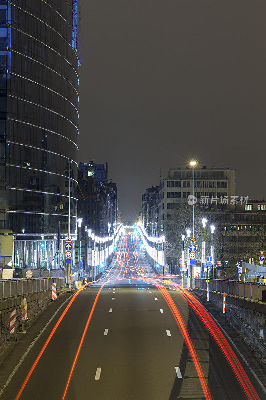 比利时布鲁塞尔的城市道路灯光小径