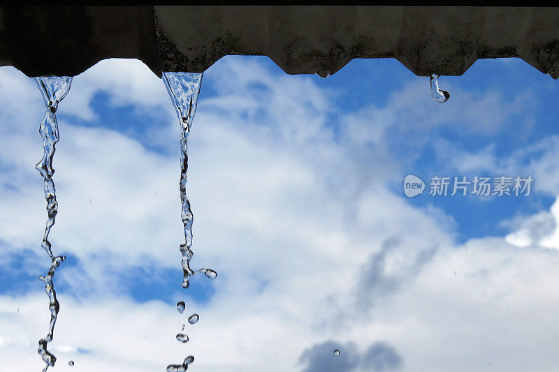 雨滴落在下雨天