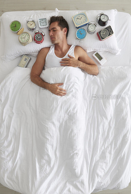 男人睡觉的时候有很多闹钟