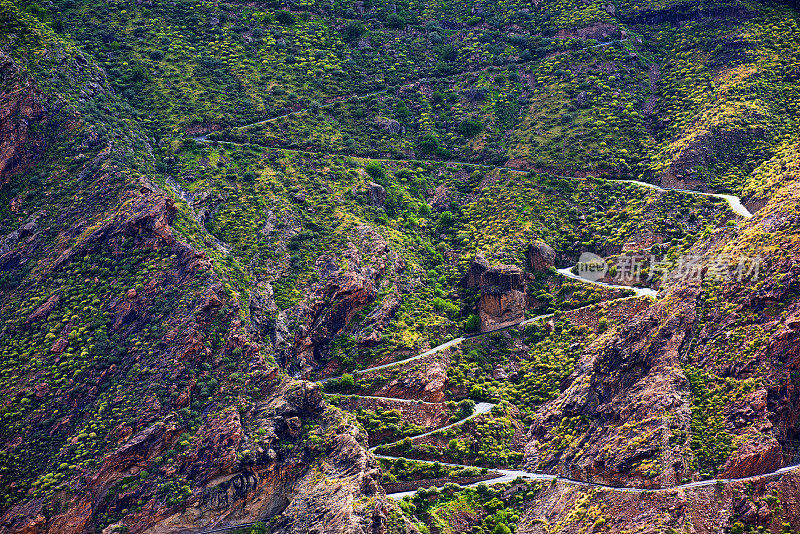 一条穿过西班牙山区的公路