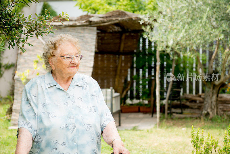 老年妇女在托儿所的花园里休息