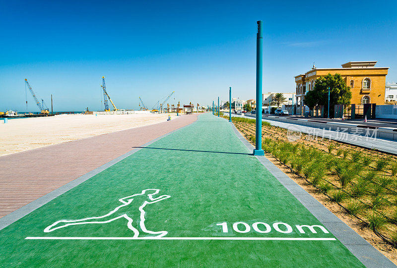 迪拜海滩边的跑道