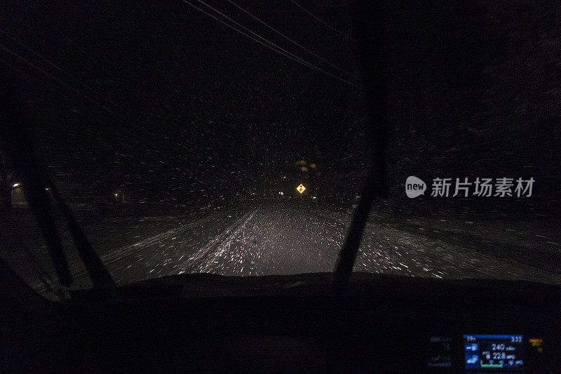 夜间汽车司机POV挡风玻璃雨刷对抗暴风雪雪